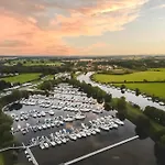 홀리데이파크 York Marina Naburn